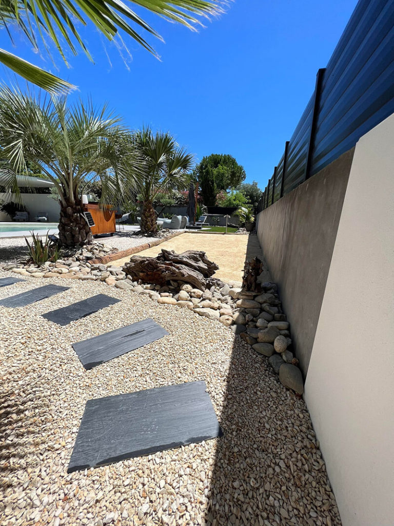 Réalisation d’une allée de jardin, par Kenny Delavigne paysagiste dans l’Hérault